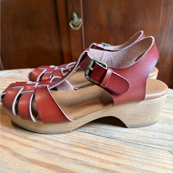 Universal Thread Brown Clog Sandals - Picture 2 of 4